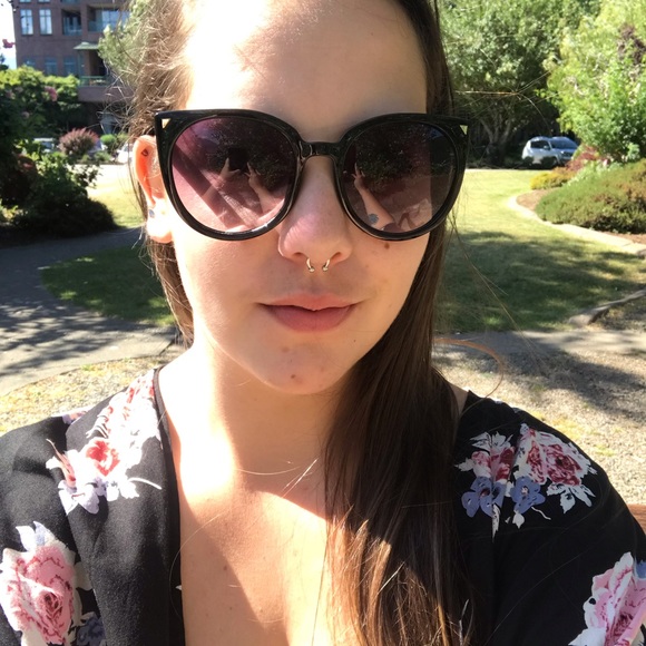 Meet your Posher, Gyneil - Picture 1 of 1